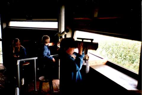 Kinder beim Beobachten der Vogelwelt